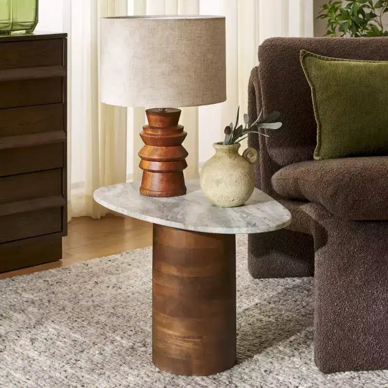 Table d'appoint en manguier avec plateau en marbre – Blanc cassé et marron, accent d'intérieur contemporain, 55,1 cm L