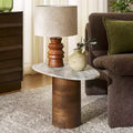 Table d'appoint en manguier avec plateau en marbre – Blanc cassé et marron, accent d'intérieur contemporain, 55,1 cm L