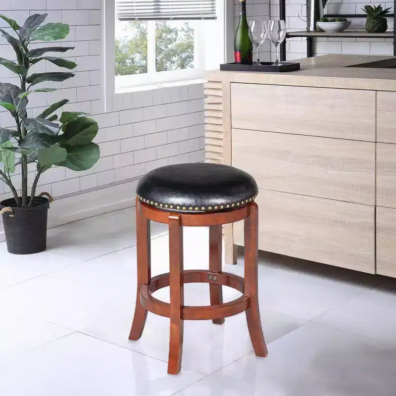 Tabouret de bar pivotant hauteur comptoir 24 po – Similicuir cerise, clous de finition en laiton, pieds en bois, capacité de 300 lb